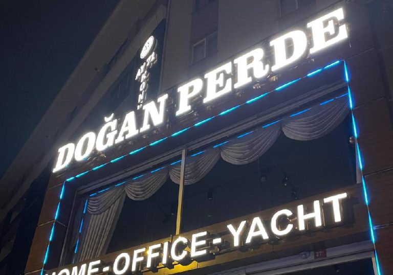 ahşap zemin üzerine fileli paslanmaz ön yüz beyaz pleksi istanbul küçükyalı