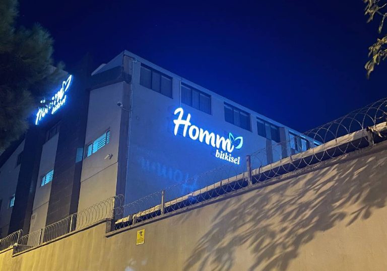 homm bitkisel ön yüz beyaz pleksi yan bant siyah cephe tabelası montajı maltepe