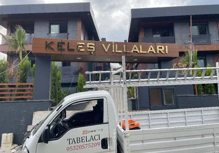 keleş villaları şile gold paslanmaz ön yüz yan bant altında 10mm buzlu pleksili site tabela uygulaması