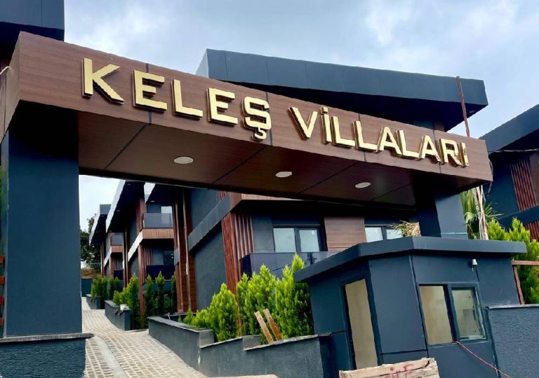 ahşap zemin üzeri gold paslanmaz kutu harf 10mm buzlu pleksi gün ışığı led aydınlatmalı şile