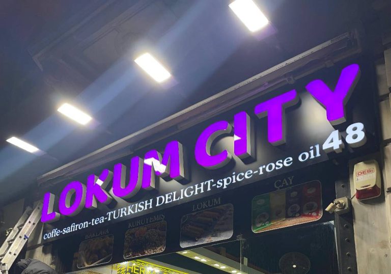 siyah kompozit zemin üzeri kutu harf ön yüz mor pleksi yan bant beyaz alüminyum istanbul taksim