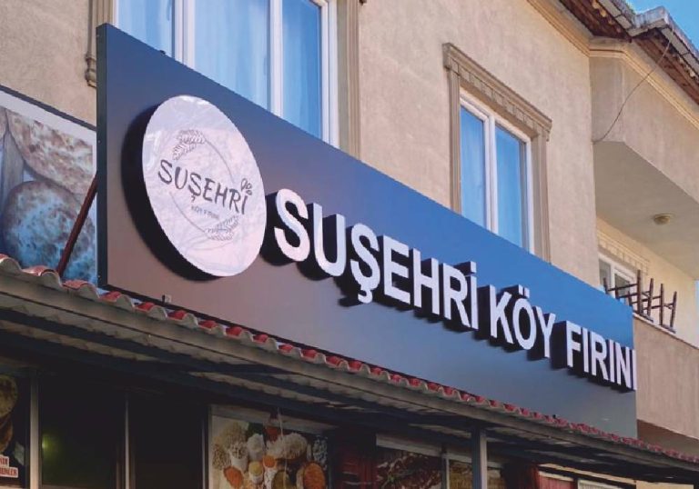 siyah zemin üzeri beyaz ön yüz pleksi yan bant siyah kutu harf tabela istanbul ataşehir