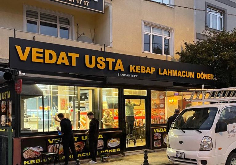 siyah kompozit zemin sarı ön yüz pleksi siyah yan bant kutu harf istanbul sancaktepe